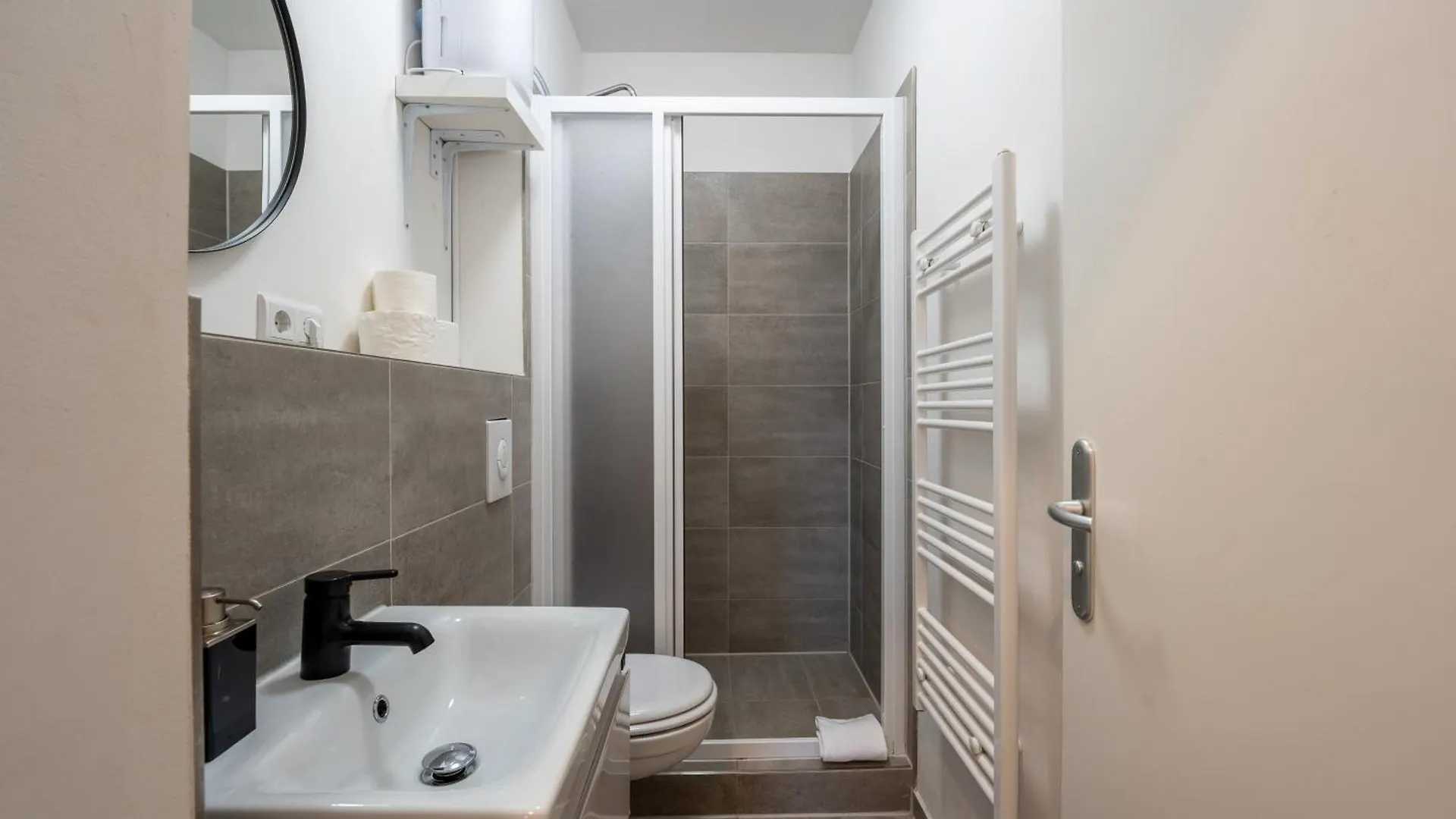Modern, Central Flat With Workspace 柏林 公寓